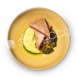 Стейк тунца с картофельным кремом